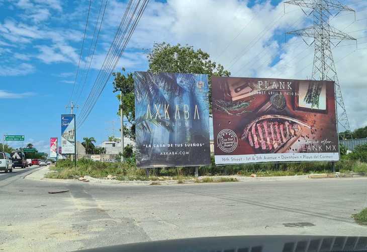 Espectacular en Calle Avenida Universidades, Playa del Carmen, Quintana Roo, México