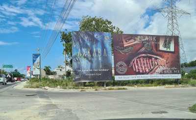 Calle Avenida Universidades, Playa del Carmen, Quintana Roo, México